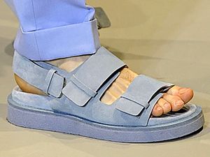 CALZADO-ZAPATO-HOMBRE-BAJOS-ABIERTOS-OJOTAS-PRIMAVERA-VERANO-FOOTWEAR-SHOES-MAN-SPRING-SUMMER-SERMA-Calvin-Klein.jpg