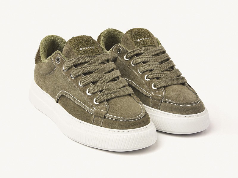 Sneakers masculinas consolidan verdes, gum y perfiles bajos