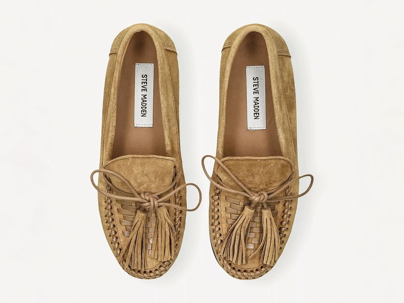 Mocasines folk combinan flecos, lazos y una paleta tierra