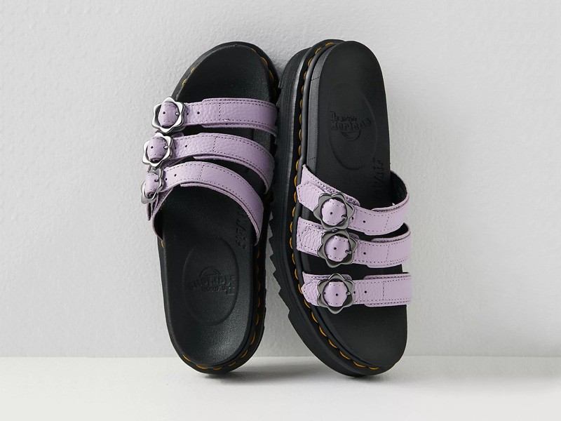 True to its style, DR. MARTENS presents new proposals in slides and sandals