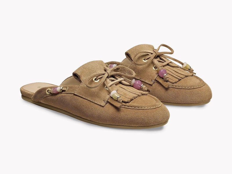 MULER MUJER CALZADO TENDENCIA PRIMAVERA VERNAO 2026 2027 SERMA1670400026502400_NEWCAMEL_A2.jpg Loafer-style mules activate bows, buckles and textures