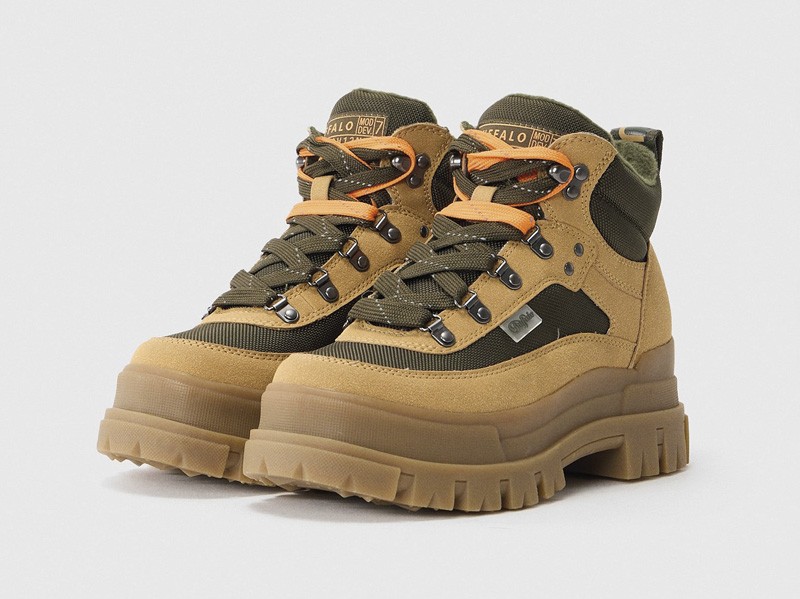 Outdoor boots with trekking DNA for the city