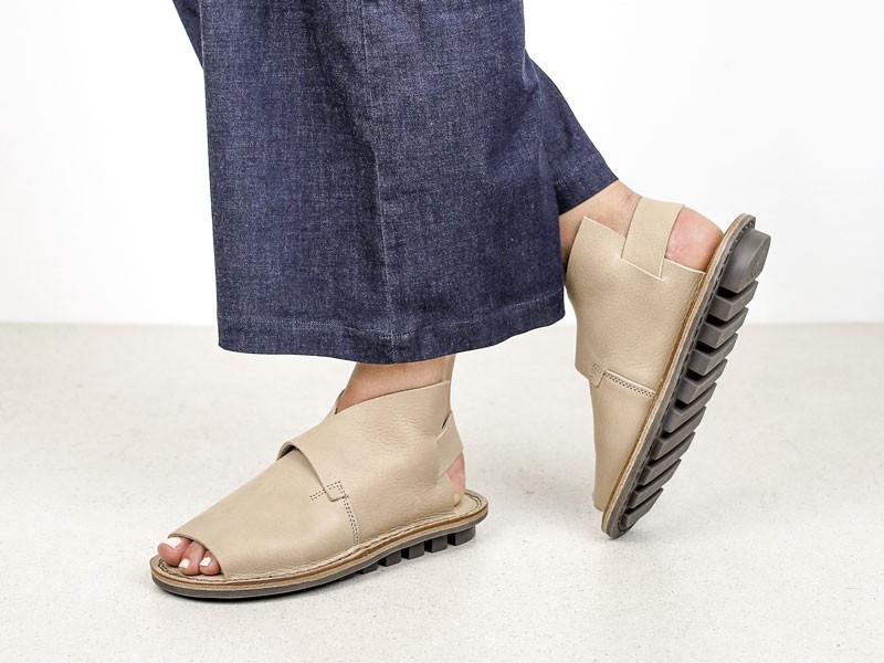 Sandalias femeninas aclaran tiras, hebillas y bases