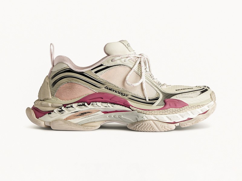 Chunky sneakers reinforce volume, soles and technical layers