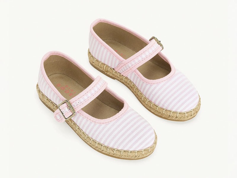 Mary jane infantiles realzan tiras y ornamentos en rosa suave