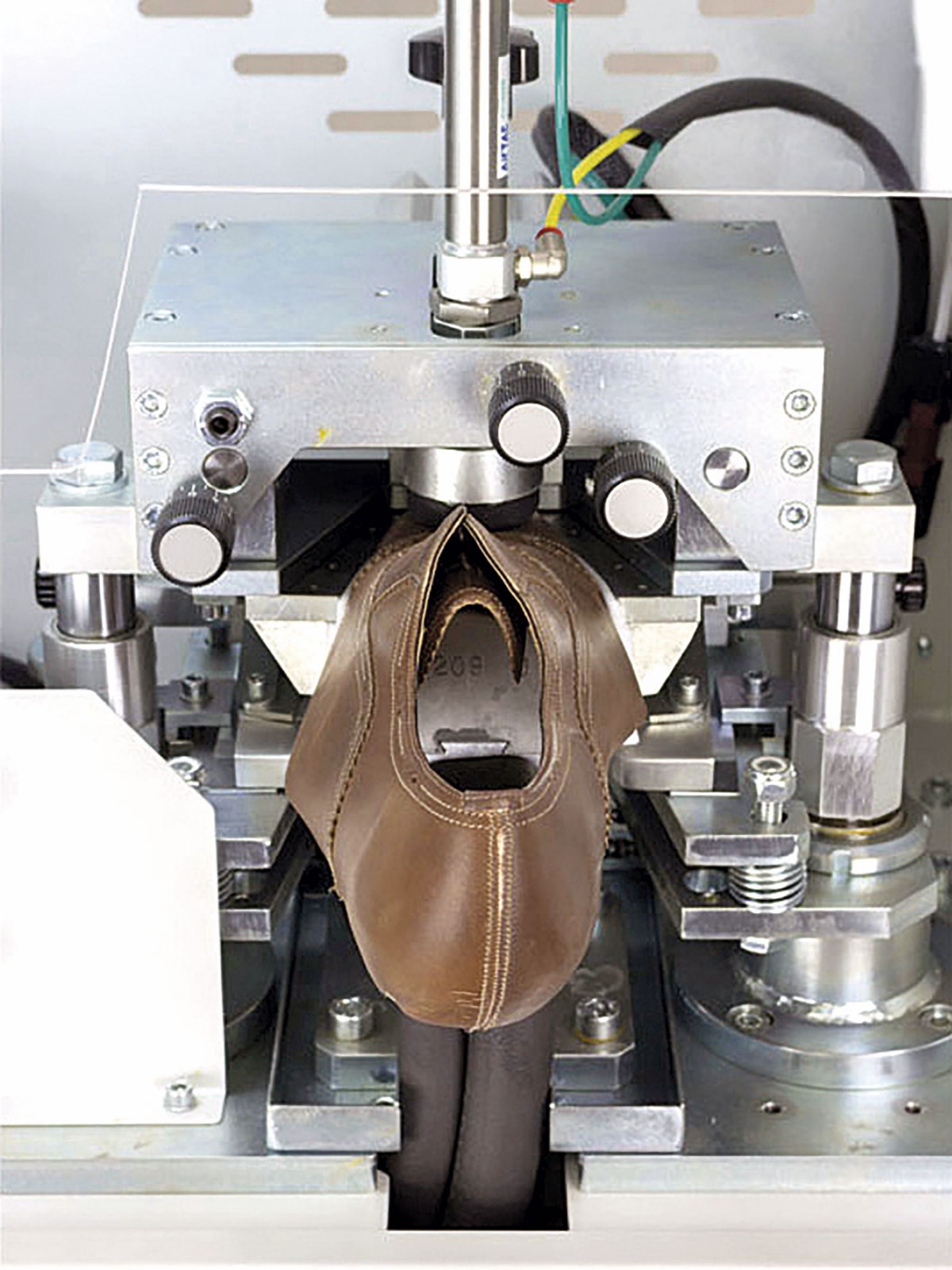 Crimping machine for toe cap