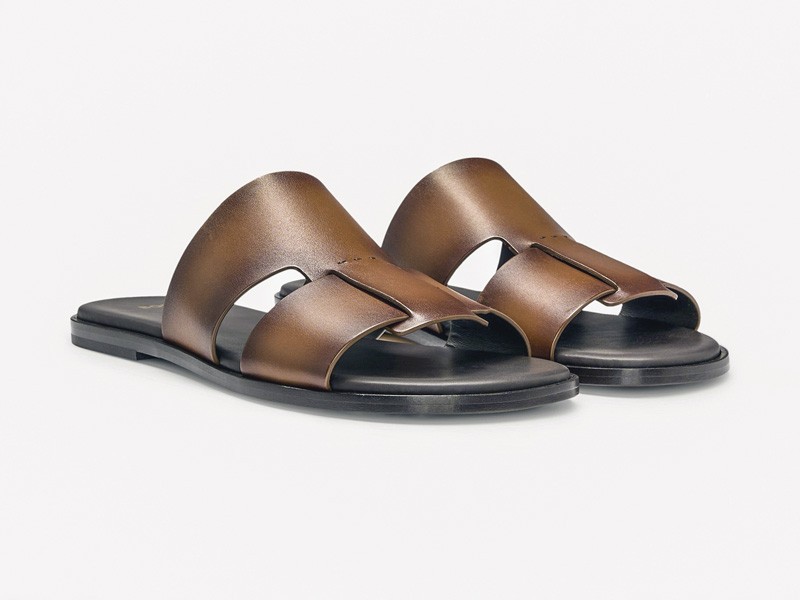 Urban slides combine wide bands, buckles and crossings