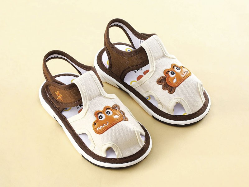 Open children’s shoes: fun and irresistible