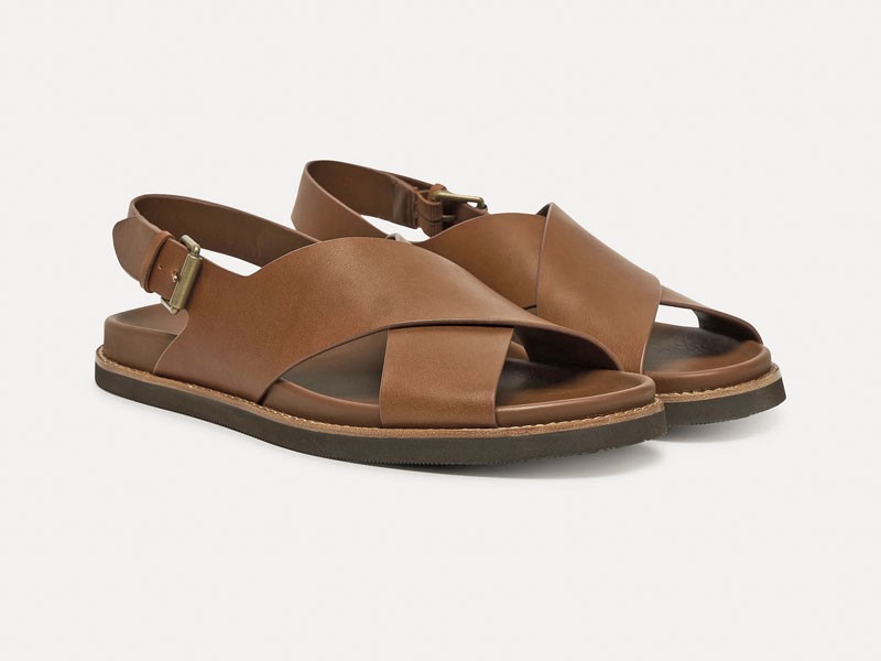 Sandalias masculinas combinan tiras, calados y fondos robustos