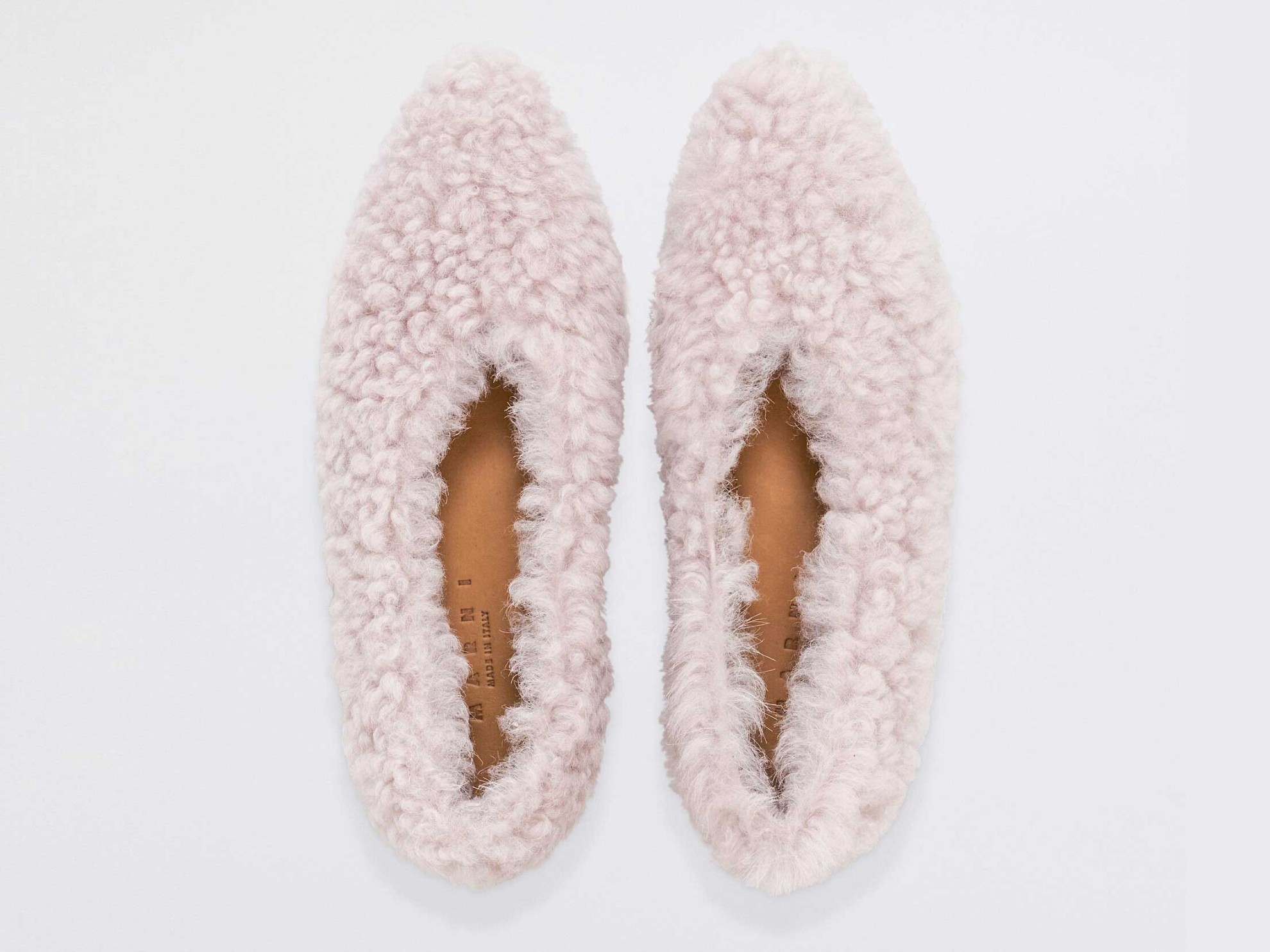 LATEST FASHION! Shearling shoes: the lambskin shoes that are trending in Europe