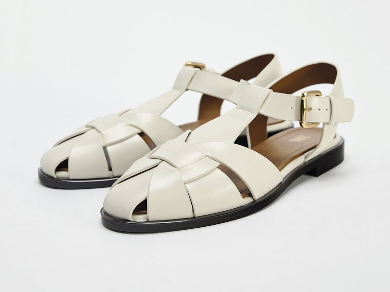 Flat sandals
