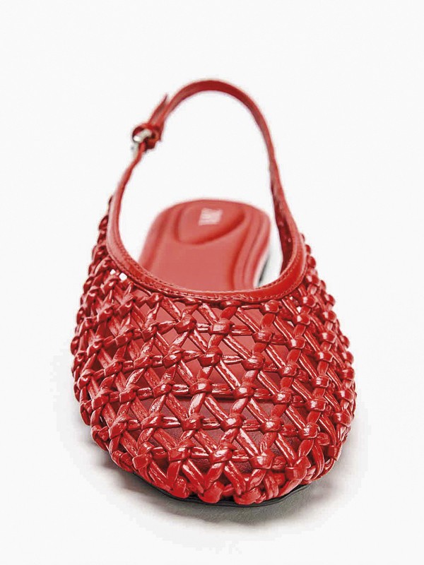 La geometría superficial transforma slingbacks femeninos