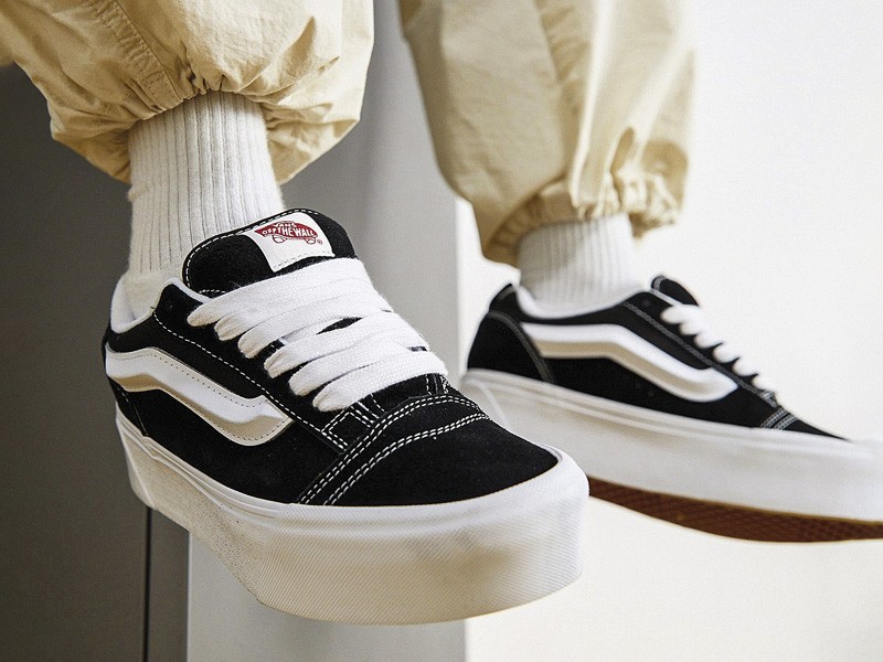 SNEAKERS RETRO FUTSAL MUJER TENDENCIA OTOÑO INVIERNO 2026 CALZADO SERMA156 1146e3446c28410d958df692fb4b1732.jpg Calzado skater con suelas vulcanizadas y perfiles bajos