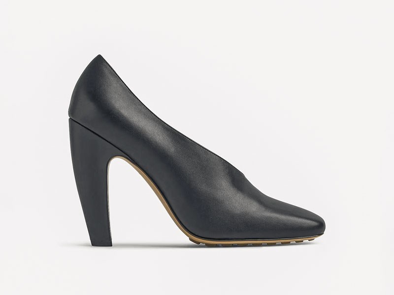 Zapatos altos combinan puntas finas, tramas y tacos