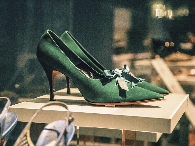 La compañía global, propietaria de marcas como Dr. Scholl, Allen Edmonds, Naturalizer y Vionic, incorpora una reconocida etiqueta de lujo.