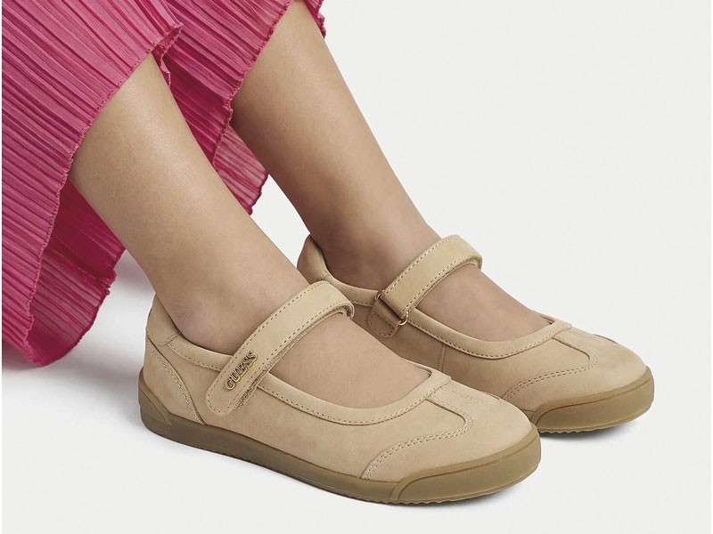 Mary jane infantiles realzan tiras y ornamentos en rosa suave