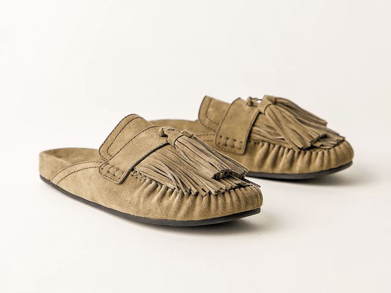 Mules tipo mocasín activan lazos, hebillas y texturas
