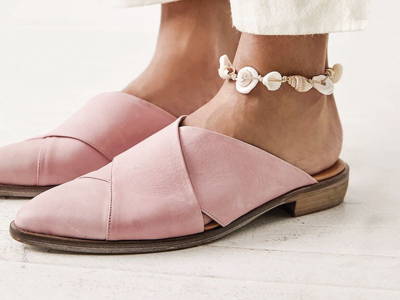 Pointed-toe mules