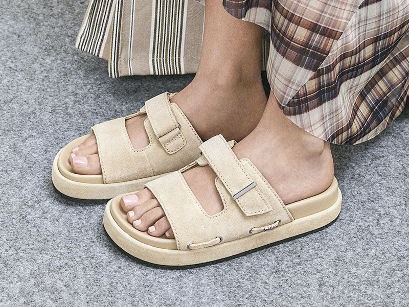 Flat sandals
