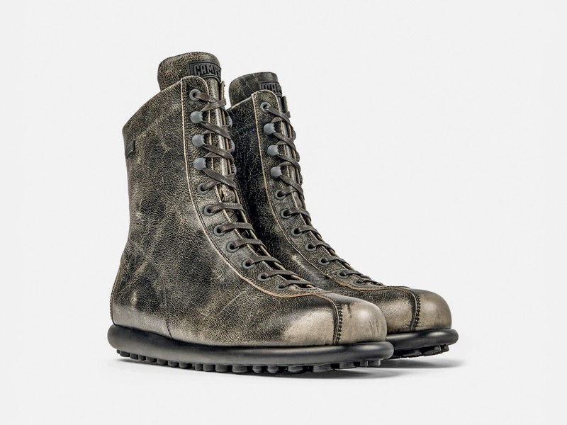 Urban boxing boots with tall shafts and statement lacing