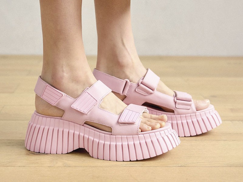 Calzado rosa suaviza siluetas urbanas con acentos brillantes
