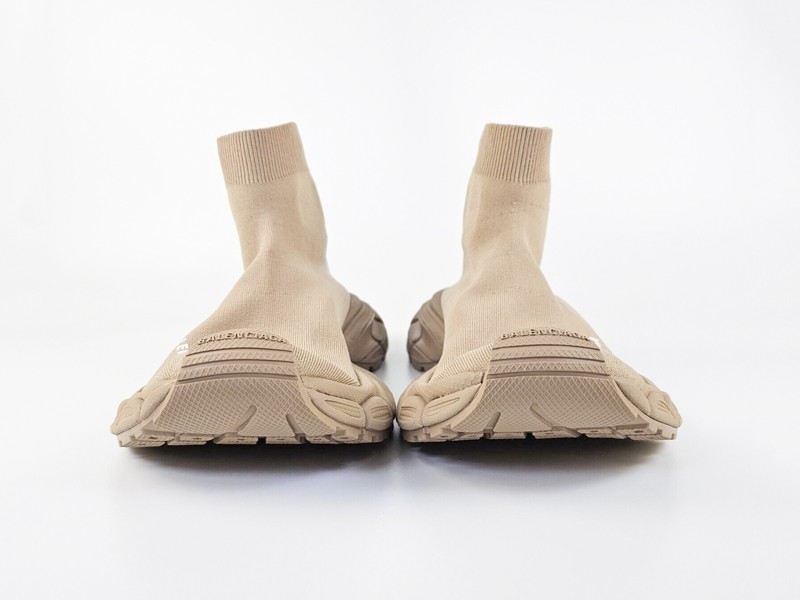 BALENCIAGA entra al futuro con las revolucionarias sneakers sock 3XL
