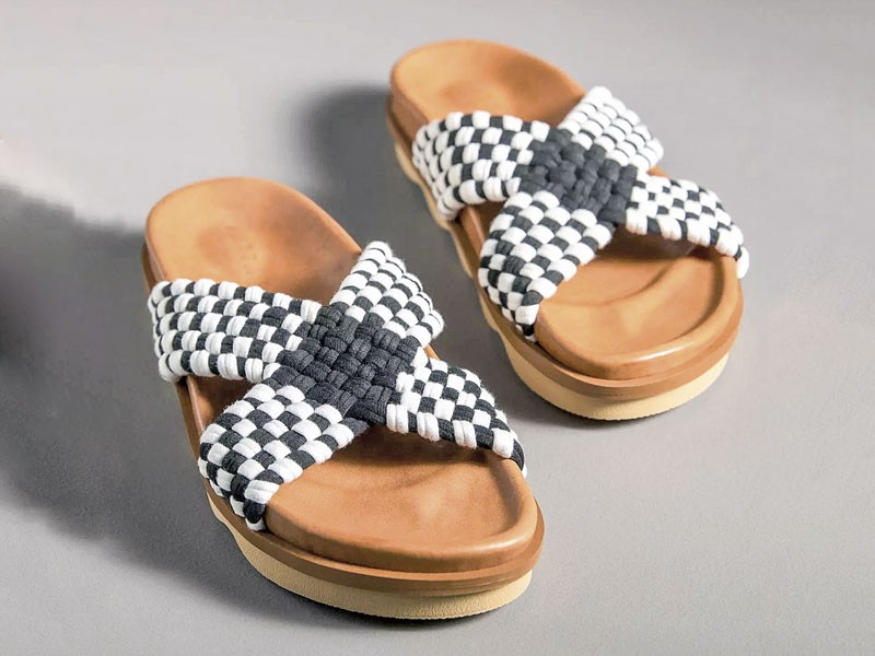 Flat Slides / Sandals 