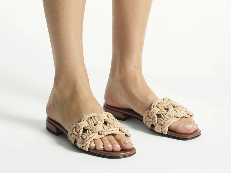 CHANCLAS FAJAS CALZADO MUJER ARTESANAL SANDALIA TENDENCIA PRIMAVERA VERNAO 2026 2027 SERMA167CHARAFLATRSW_121684_MODEL_vg712.jpg Chanclas artesanales con tramas abiertas y suelas planas