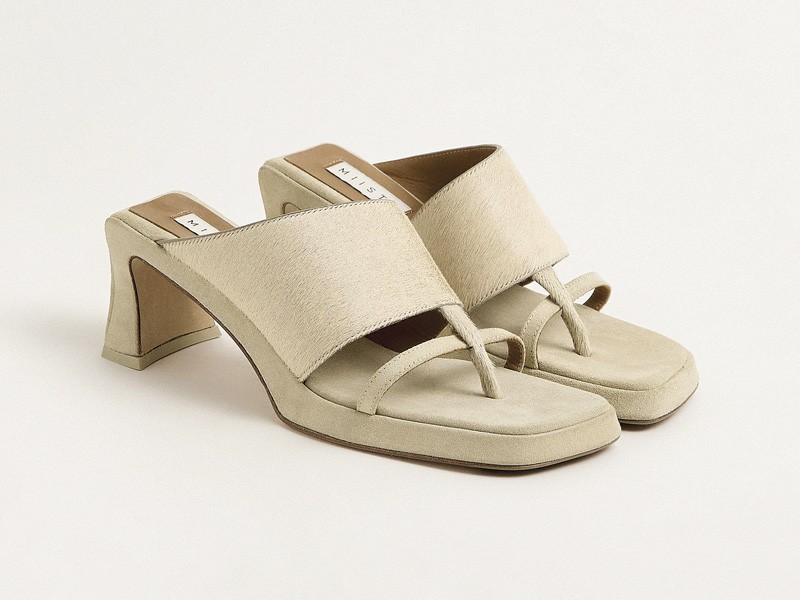 OJOTAS ALTAS CALZADO MUJER TENDENCIA PRIMAVERA VERNAO 2026 2027 SERMA 15704e521c1eb71e72612983a34164a007aa8890698-2560x3840.jpg Ojotas altas elevan tiras mínimas con tacos precisos
