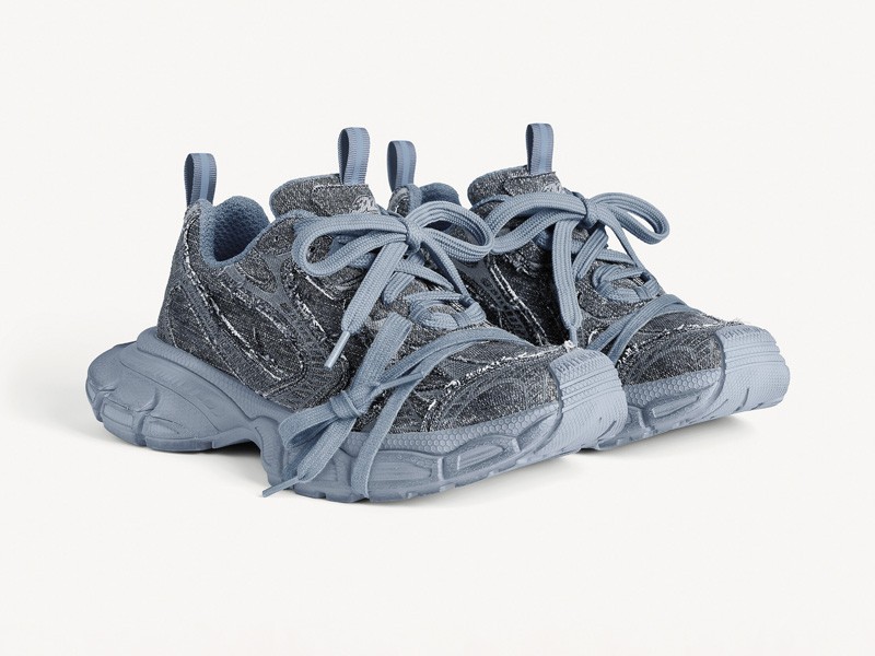 Chunky sneakers reinforce volume, soles and technical layers