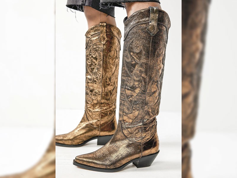 Flat cowboy boots/booties