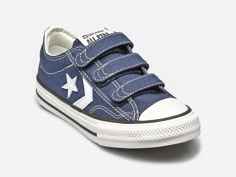 Closed children's shoes