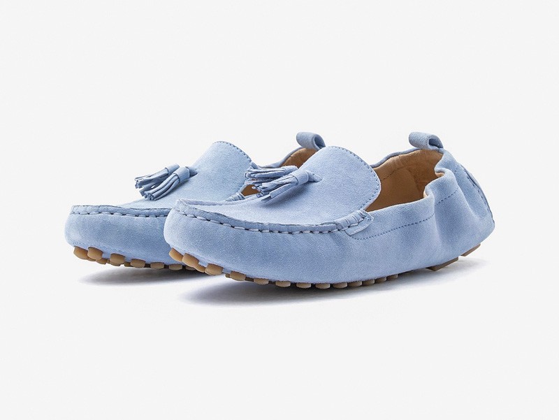 Mocasines femeninos suavizan siluetas con azul denim