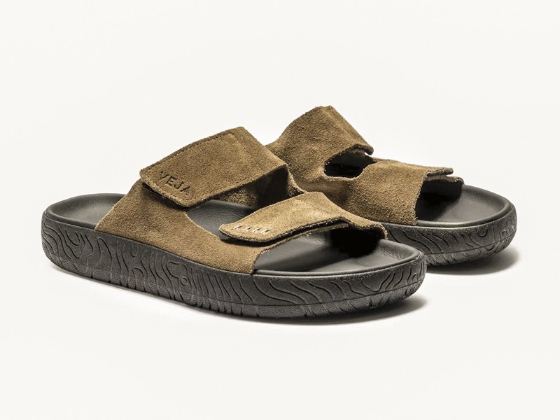 CHANCLAS SANDALIAS HOMBRE TENDENCIA CALZADO MARROQUINERIA BOLSOS CARTERAS PRIMAVERA VERANO 2026 SERMA 158 https___s3.store.hypebeast.com_media_image_4e_9b_shoes-1-4-2956d.jpg Sport-tech slides differentiate uppers through segments and openings
