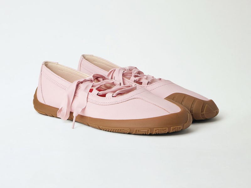 Calzado rosa suaviza siluetas urbanas con acentos brillantes