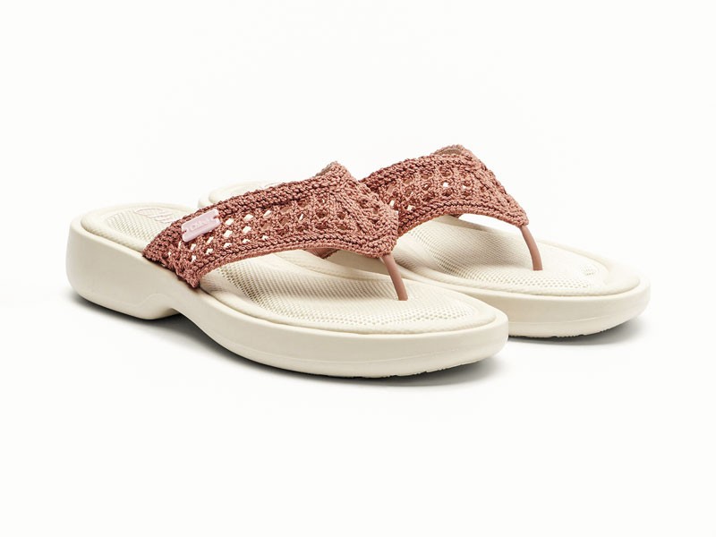 OJOTAS MUJER CALZADO TENDENCIA PRIMAVERA VERNAO 2026 2027 SERMA167P01155821.jpg Beach flip-flops build identity through color and flat soles