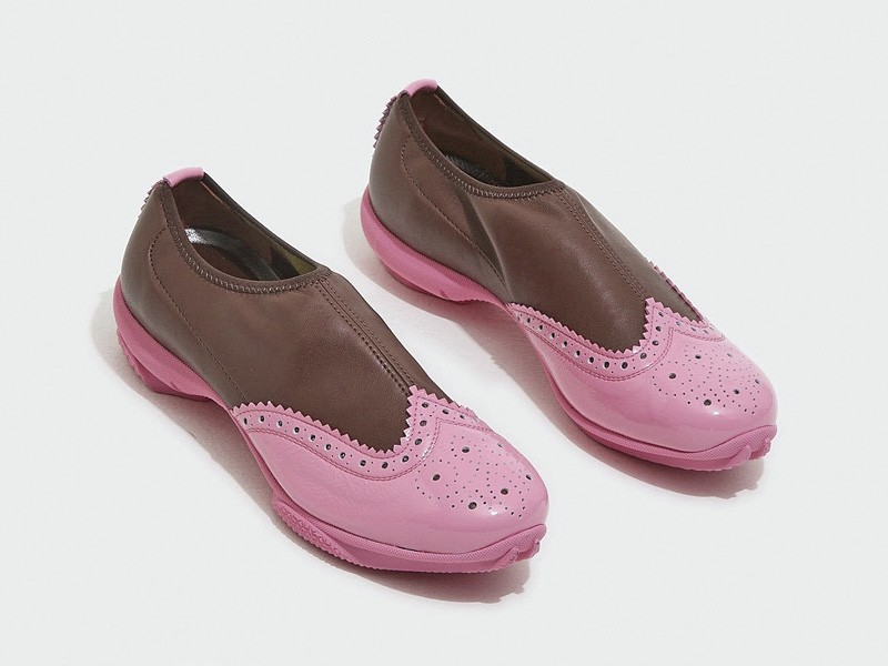 Low shoes with visible linings and soft volumes