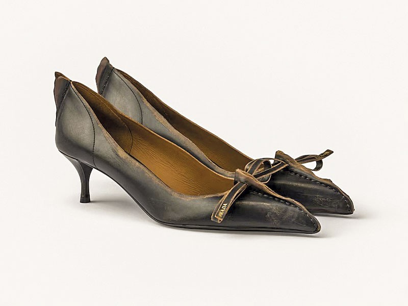 Zapatos altos combinan puntas finas, tramas y tacos