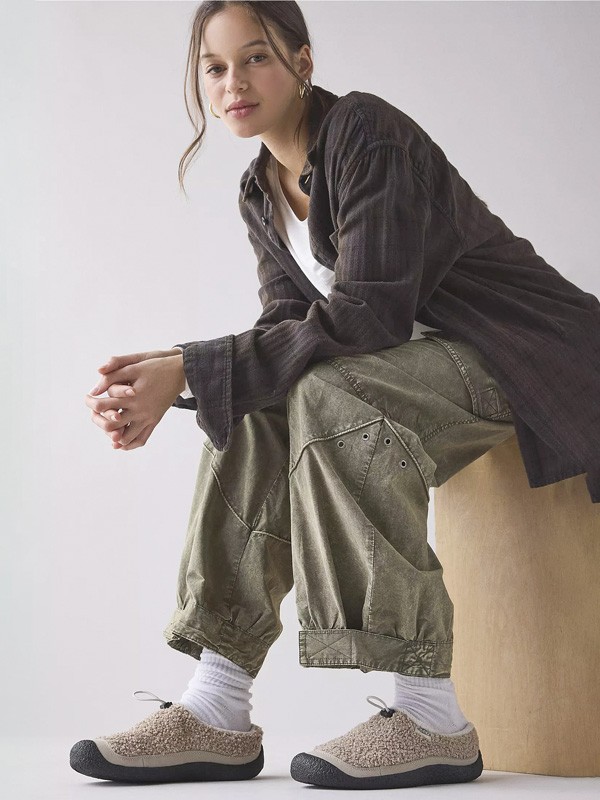 Low shoes with visible linings and soft volumes