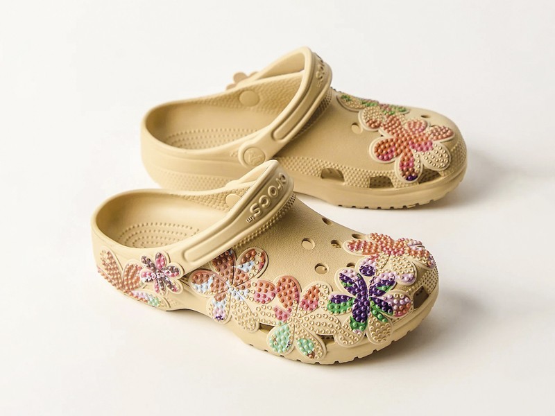 Injected footwear links openings, uppers and sole units