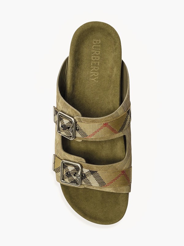 Chanclas urbanas combinan fajas, hebillas y cruces
