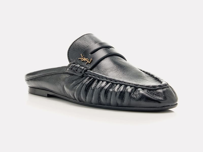 Mules tipo mocasín activan lazos, hebillas y texturas