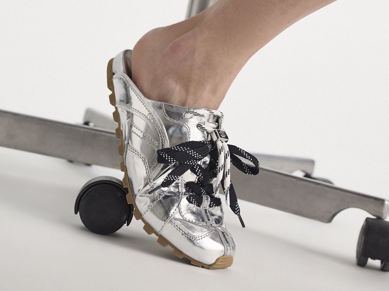 Mules deportivas fusionan talón abierto y sneaker
