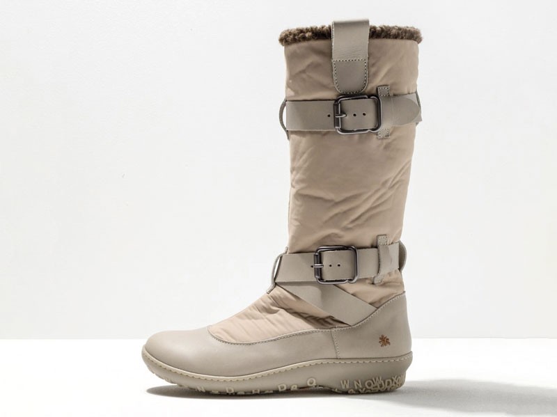 Flat boots: the warmest style