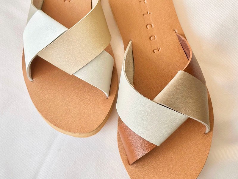 Minimalist APRICOT slides: Comfortable and elegant