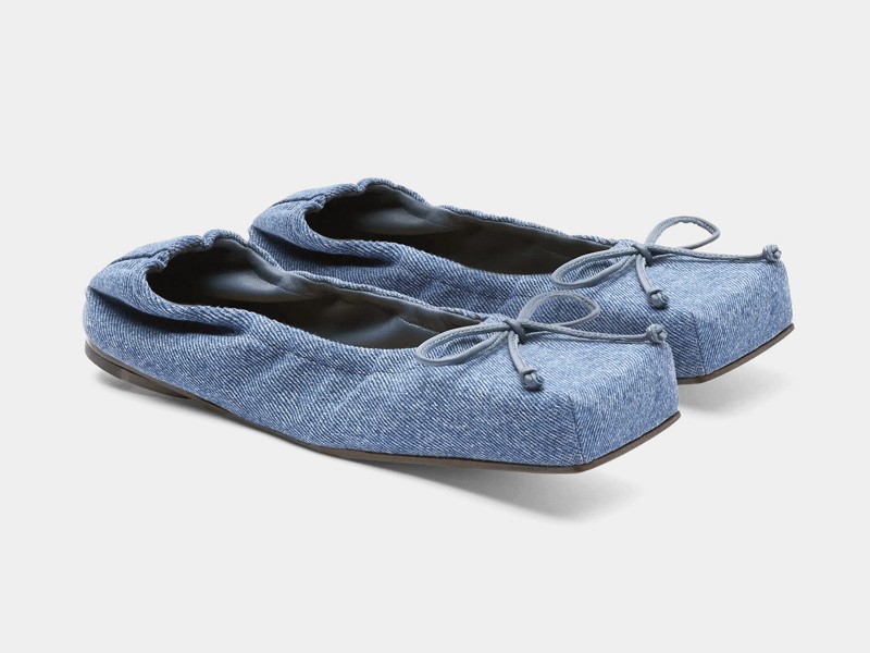 Printed ballerina flats focused on texture and contrast