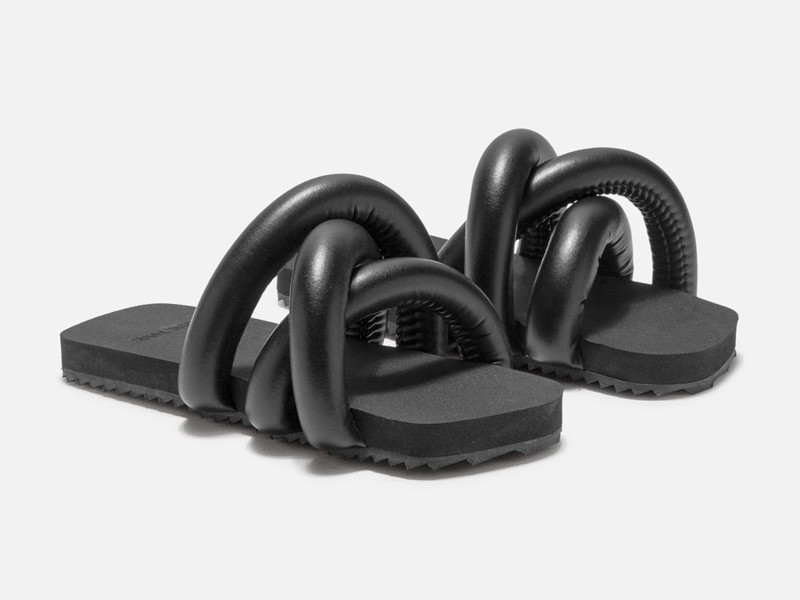 Trend in slides and sandals: Tubular and padded straps