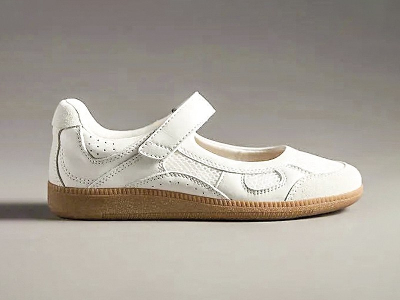 BALLERINAS BALERINAS MARY JANE GUILLERMINAS MUJER TENDENCIA CALZADO MARROQUINERIA BOLSOS CARTERAS PRIMAVERA VERANO 2026 SERMA 158 3b84ca1d2ae8603bd1a73646f38fe6c5.jpg Mary Jane ballerinas reshape toplines across the instep