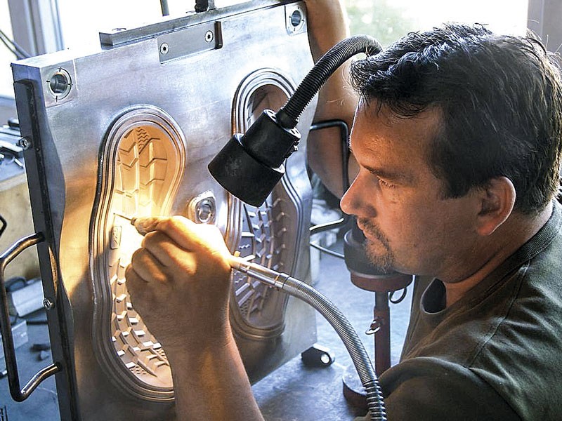 Injection of soles: problems and solutions