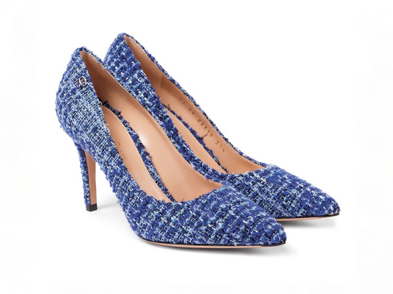 Closed high heel shoes